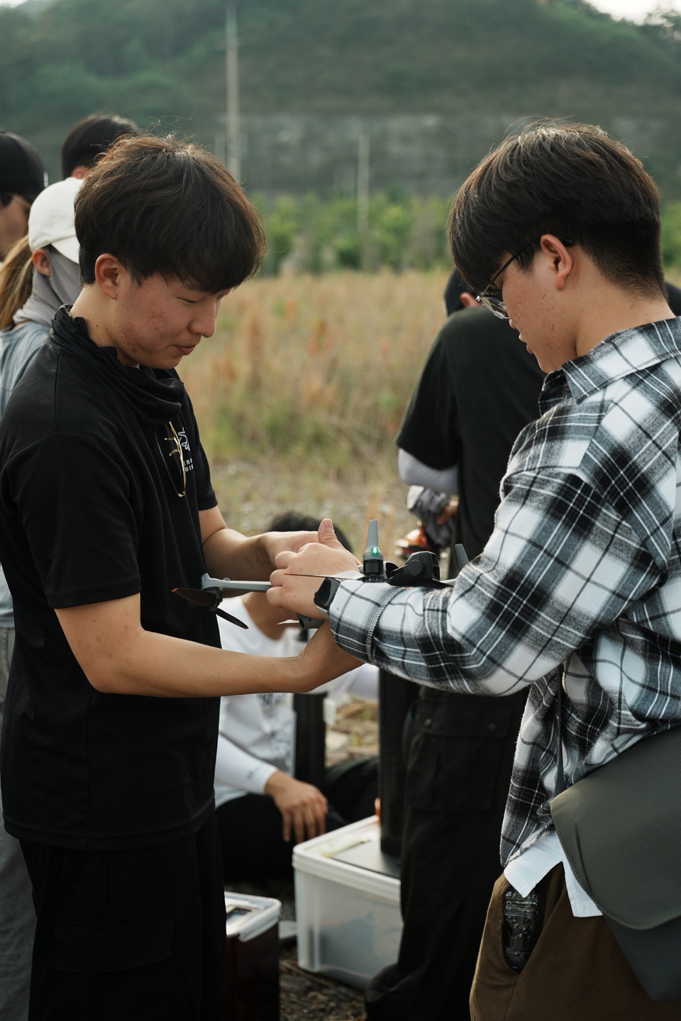 비행 장비 점검을 진행하는 팀원들