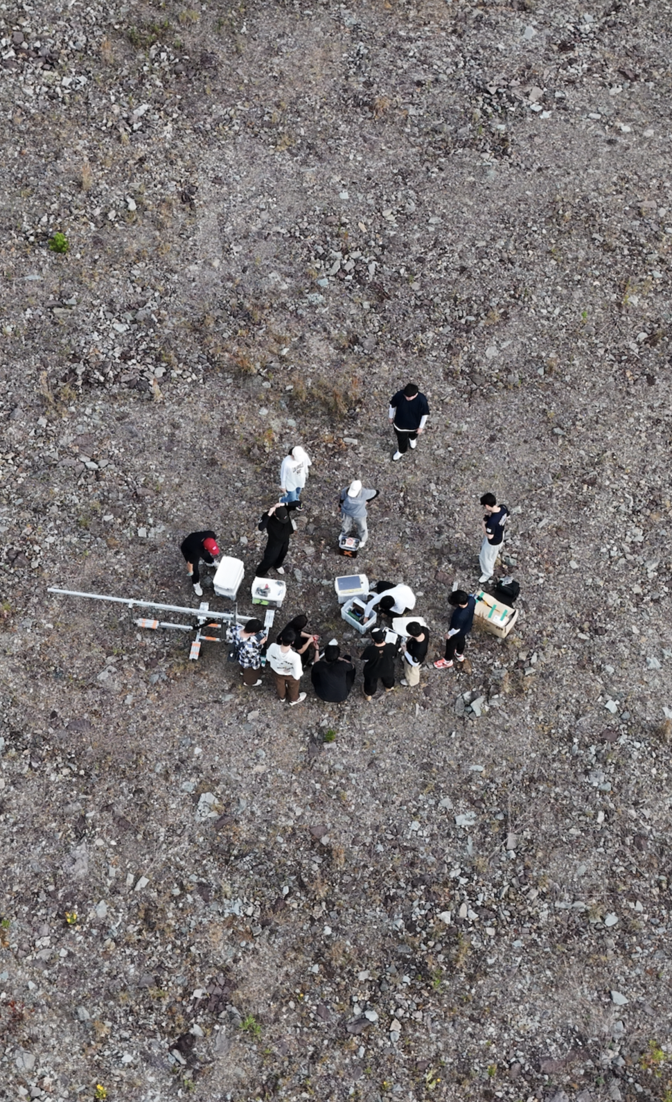 발사장 현장에서 논의하는 ALTIS 팀