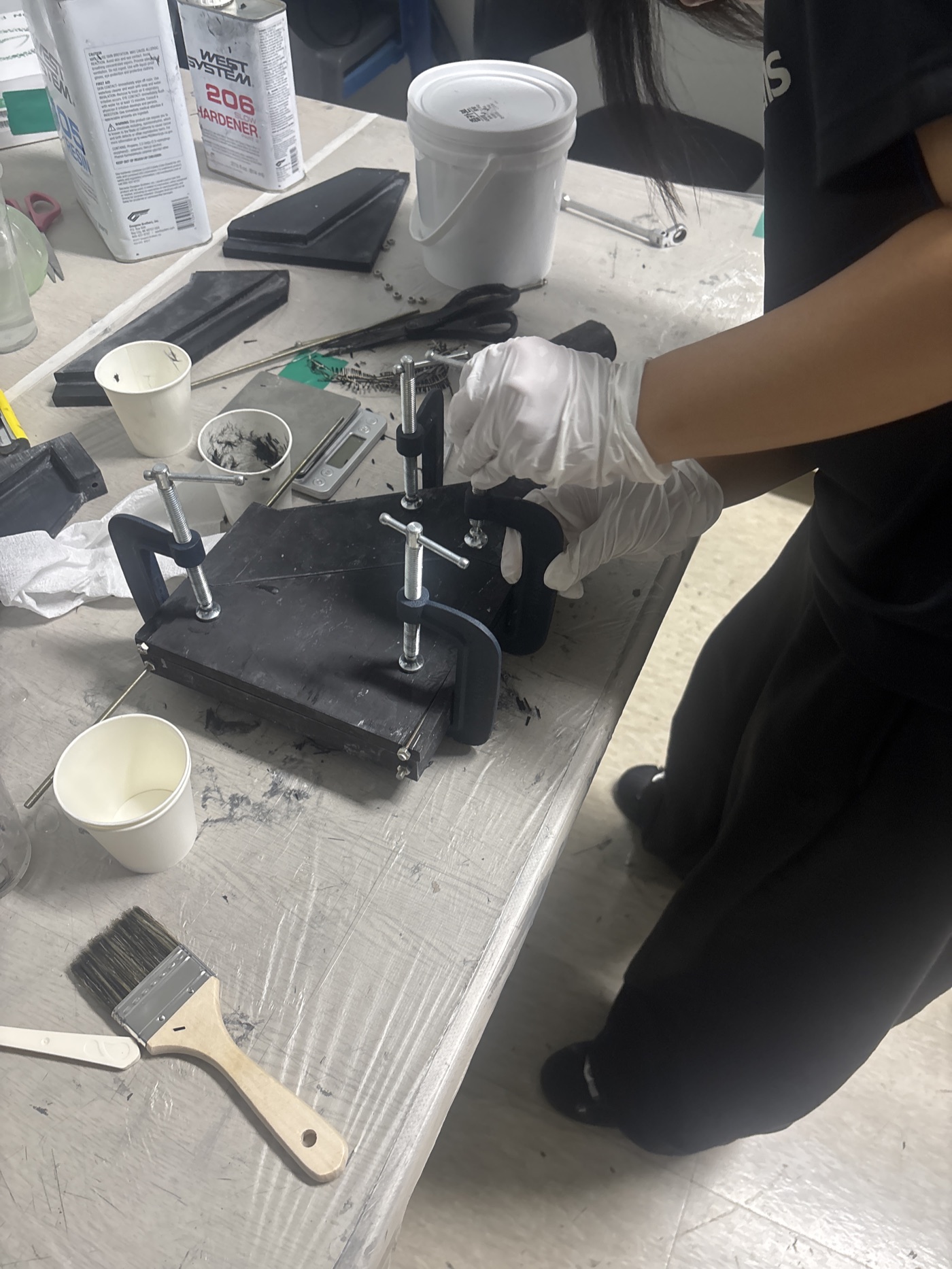 압축 성형 몰드로 CFRP 핀을 제작하는 과정